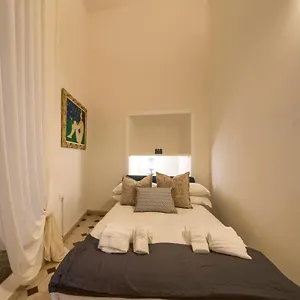 La Casa Di Bruna E Giordano In Santo Spirito Florence